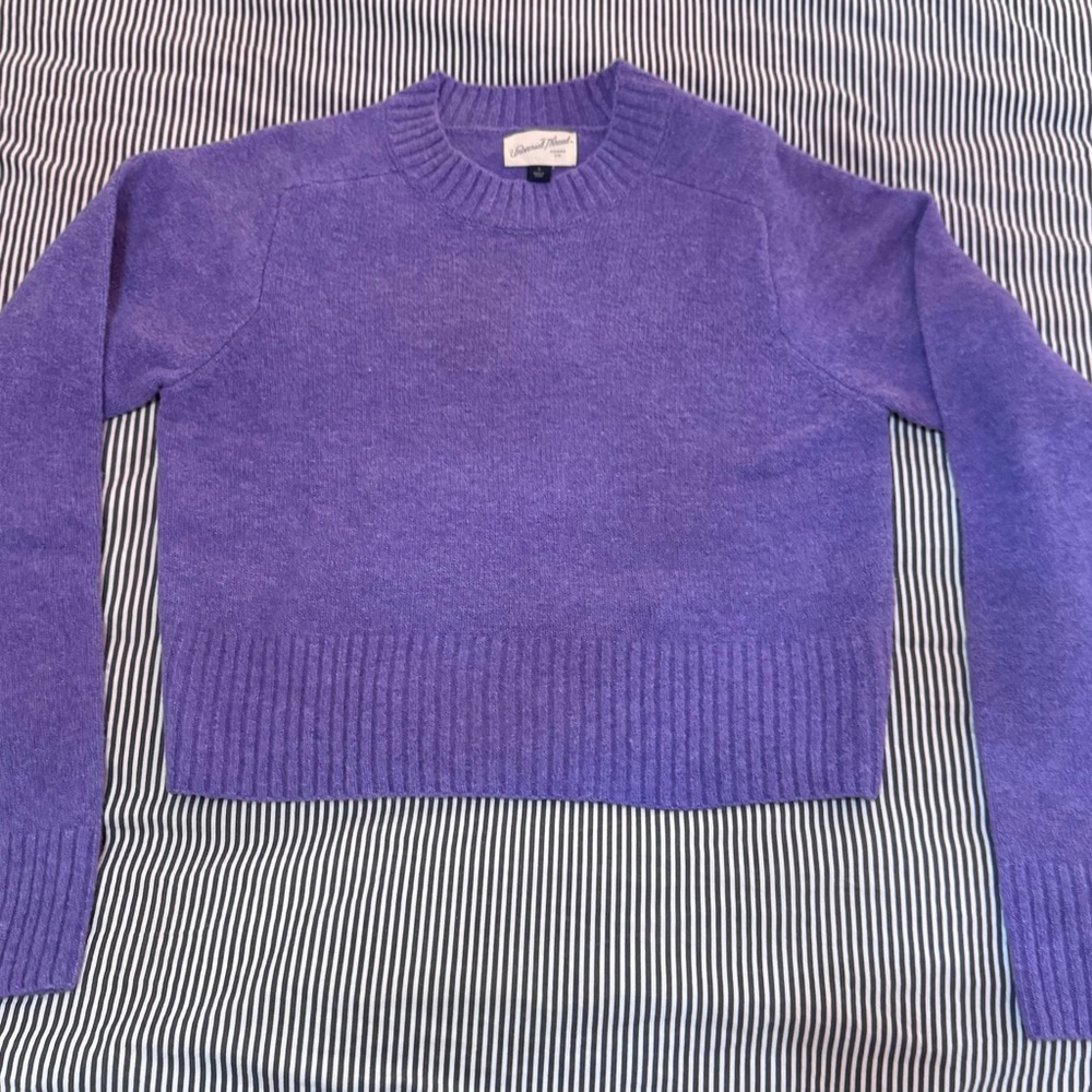 NWOT-Universal threads, size sm- purple, Girls sweater